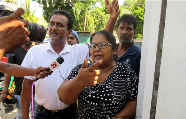Lo Sri Lanka in lutto: i fedeli piangono i loro morti 