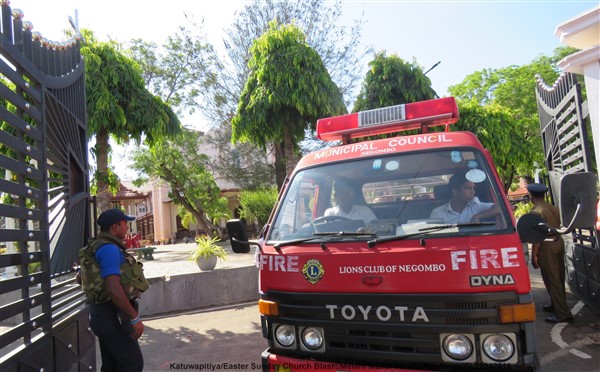 Lo Sri Lanka in lutto: i fedeli piangono i loro morti 