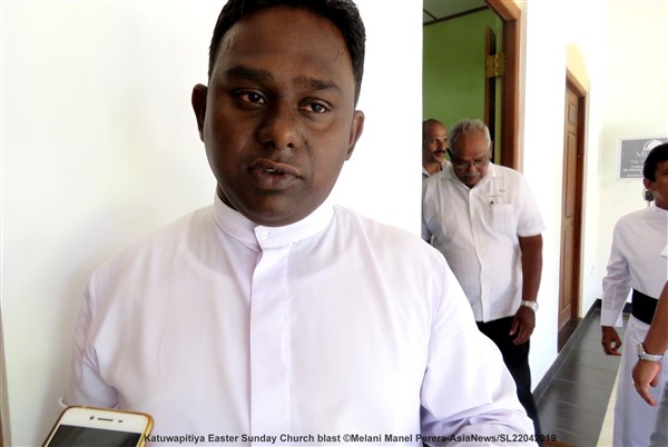 Lo Sri Lanka in lutto: i fedeli piangono i loro morti 
