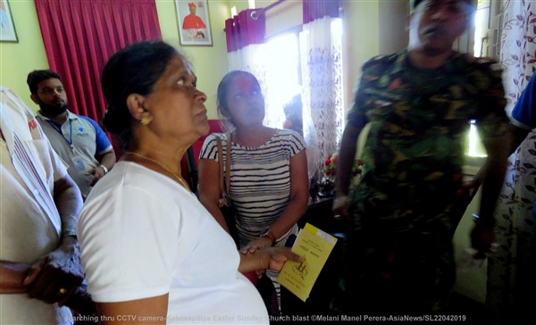 Lo Sri Lanka in lutto: i fedeli piangono i loro morti 