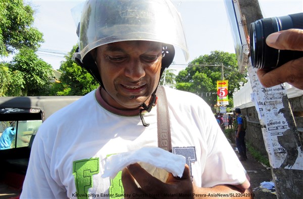 Lo Sri Lanka in lutto: i fedeli piangono i loro morti 