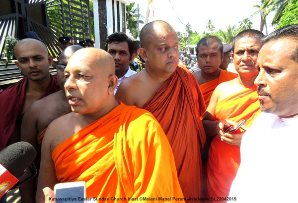 Lo Sri Lanka in lutto: i fedeli piangono i loro morti 