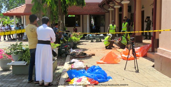 Lo Sri Lanka in lutto: i fedeli piangono i loro morti 