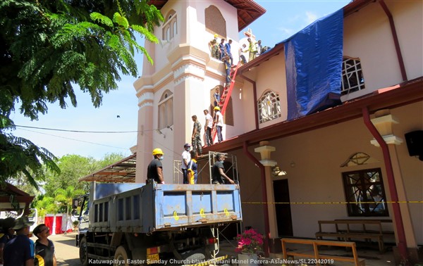 Lo Sri Lanka in lutto: i fedeli piangono i loro morti 