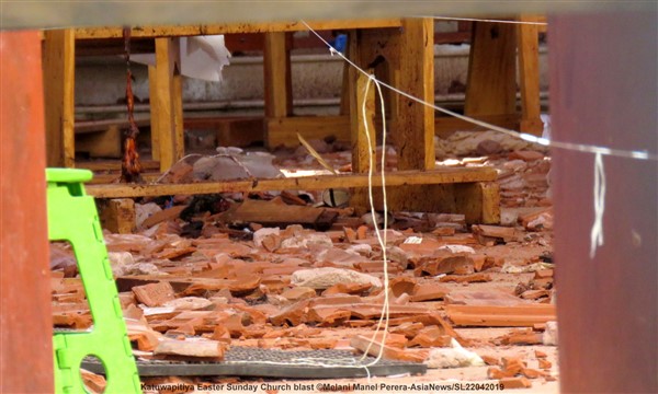 Lo Sri Lanka in lutto: i fedeli piangono i loro morti 
