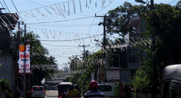 Lo Sri Lanka in lutto: i fedeli piangono i loro morti 