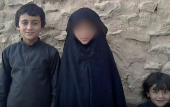 foto n.8 - Shallal vestito di nero da baby soldier di Daesh con la futura moglie imposta ed il fratellino apparso a destra anchâegli vestito di nero