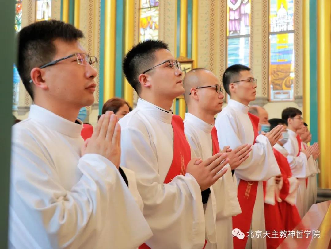 Eight new priests in Beijing