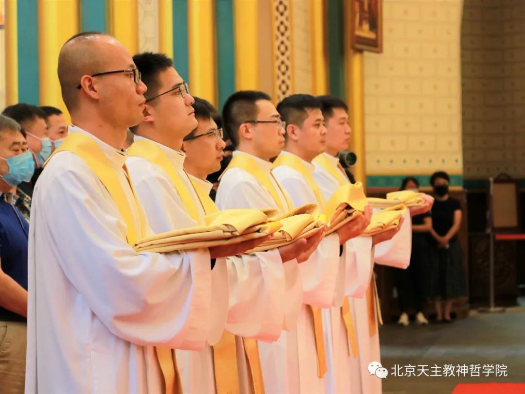 Eight new priests in Beijing