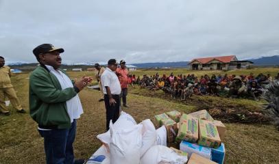 Papuans_expecting_airlift_food_drop-offs.jpg