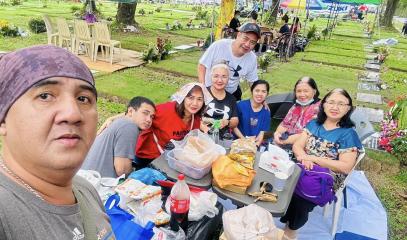 Bang_Tormon_Pasumbal_(third_from_the_left_-_black_T_shirt)_with_her_siblings_and_family_member_visit_her_parents_cemetary_in_Manila..jpg