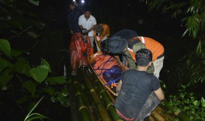 Evacuation_process_to_bring_hikers_from_the_eupting_Mt_Marapi_in_West_Sumatera_Province.jpeg