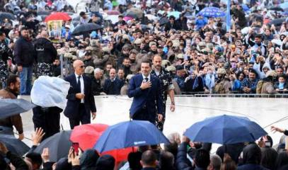 Hariri_foule__pluie_parapluie.jpeg