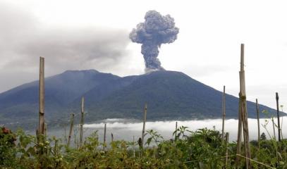 Evacuation_process_to_bring_hikers_from_the_eupting_Mt_Marapi_in_West_Sumatera_Province.jpeg