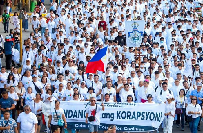 Almost 100,000 Filipinos take to the streets with the Church to fight corruption