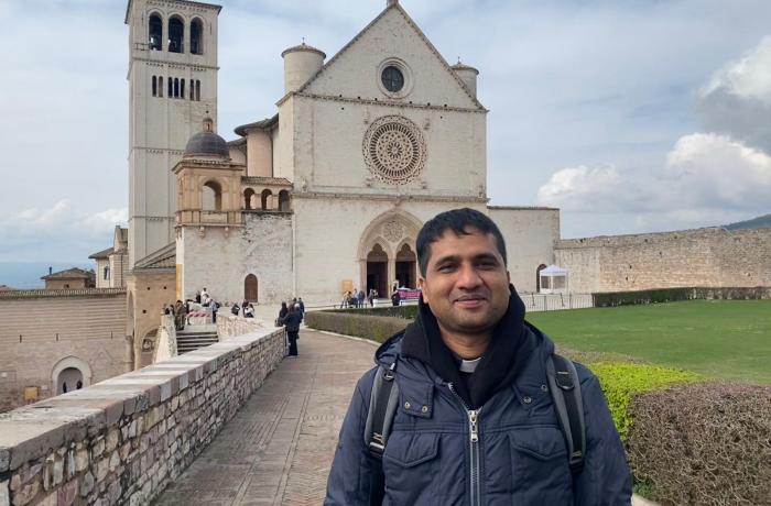 'It's like looking at the person'. Asia before the relics of Francis of Assisi