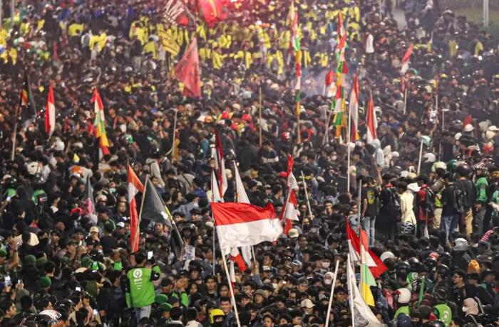 Rupiah drops, investor confidence plummets, protests return to Jakarta