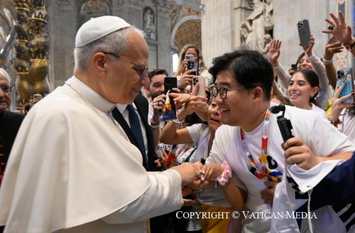 Leo XIV tells digital missionaries to 'go and mend the net'