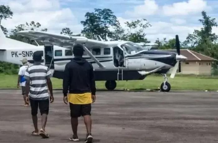 Papua: two pilots killed in armed attack on a civilian plane