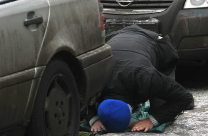 Muslim migrants pray in the streets of Russia