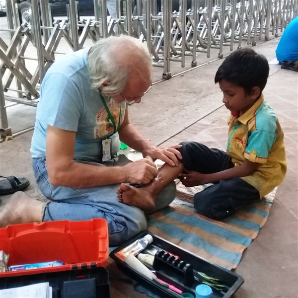 Fratel Lucio Beninati con i bambini di strada
