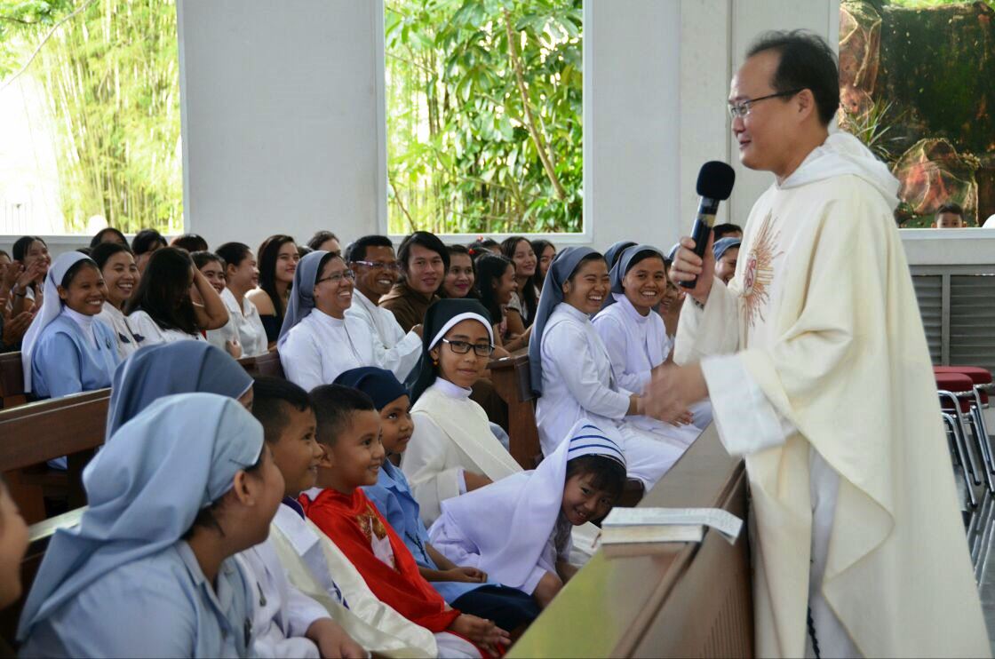 INDONESIA Indonesian clergy mingle with young people and Catholic ...