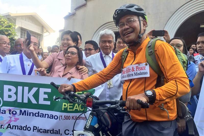 菲律宾 达沃悼念 “骑自行车的神学家”、勇敢地为和平发声的皮卡达尔神父